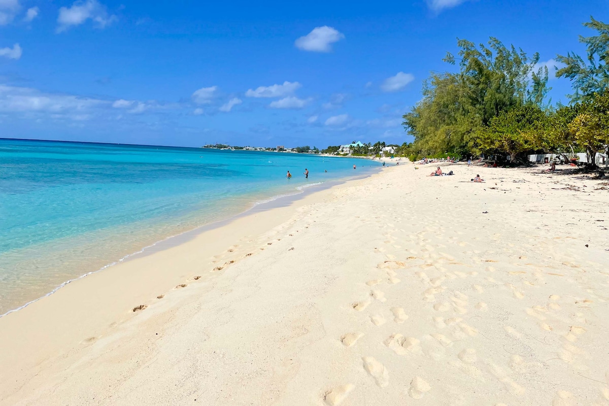 Sea Breeze #8 by Grand Cayman Villas