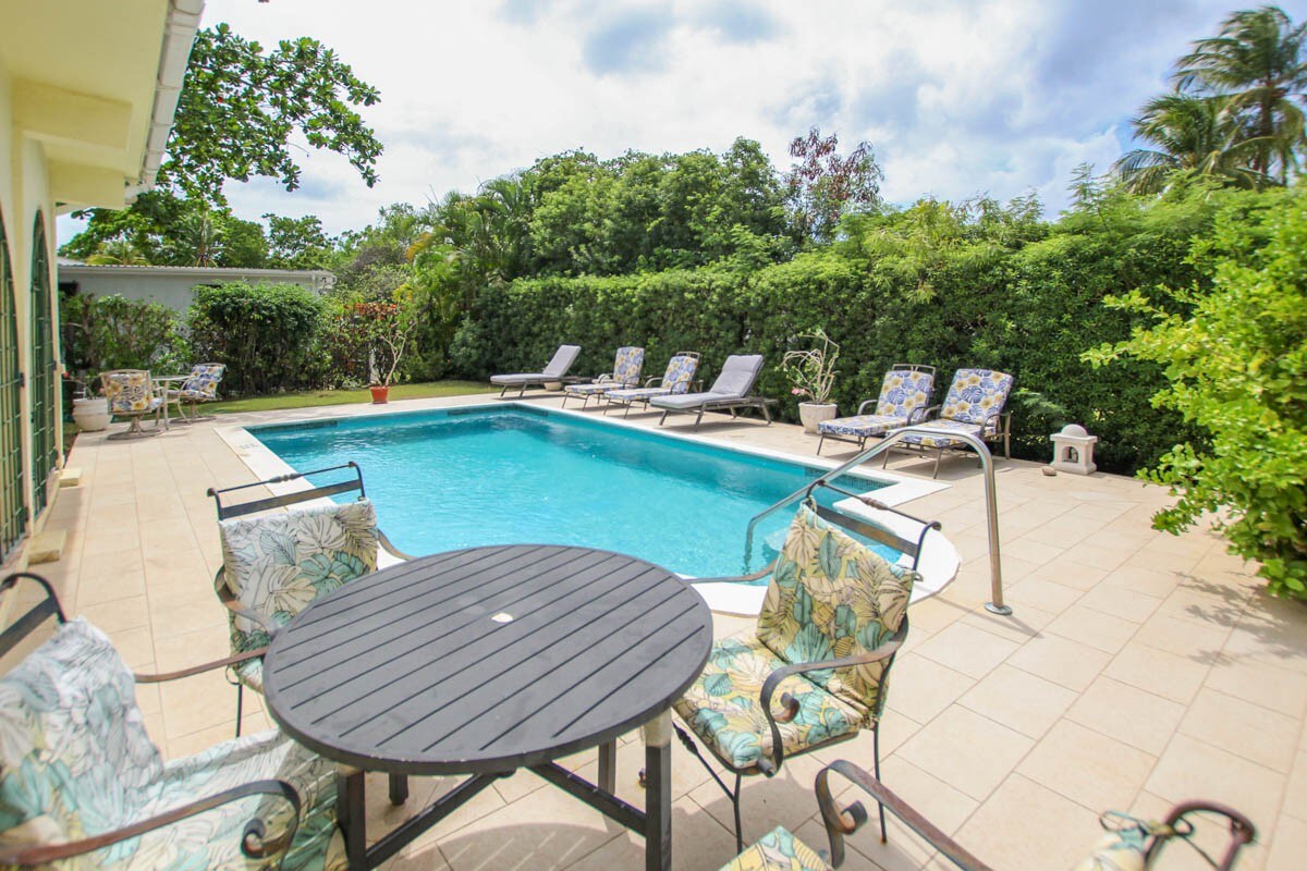 Large pool, gardens and close to beach- Aqua Bliss