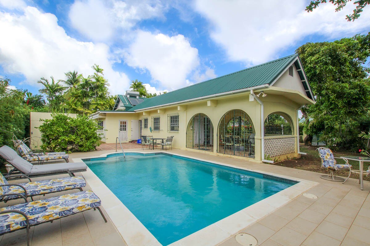 Large pool, gardens and close to beach- Aqua Bliss