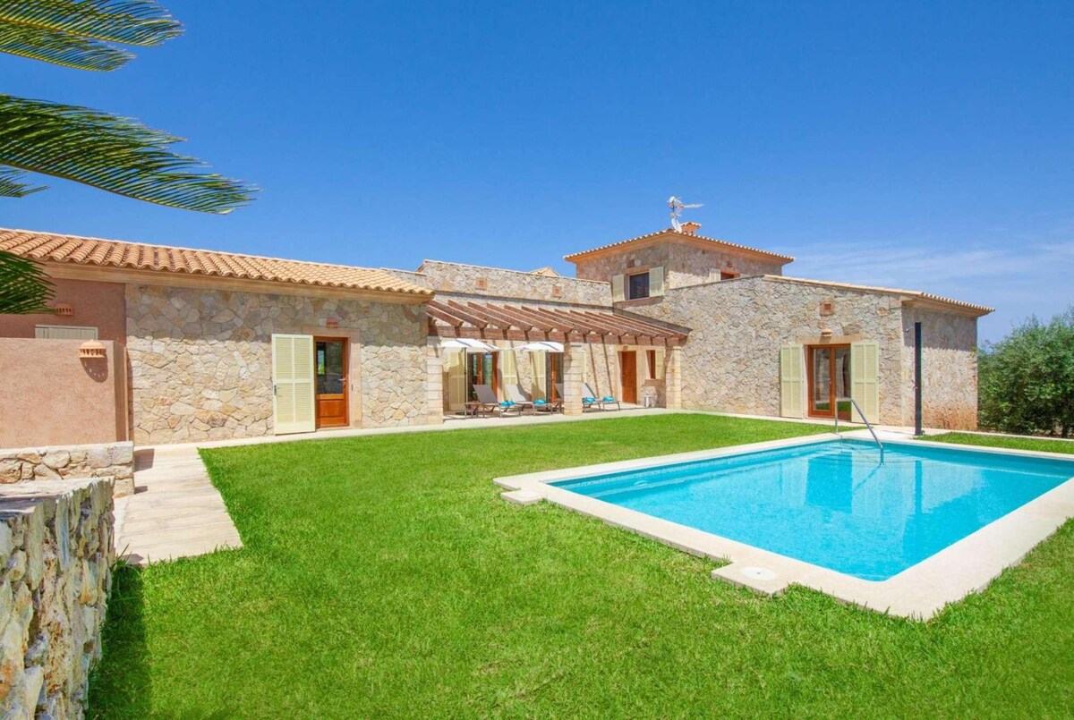 Rural villa with private pool