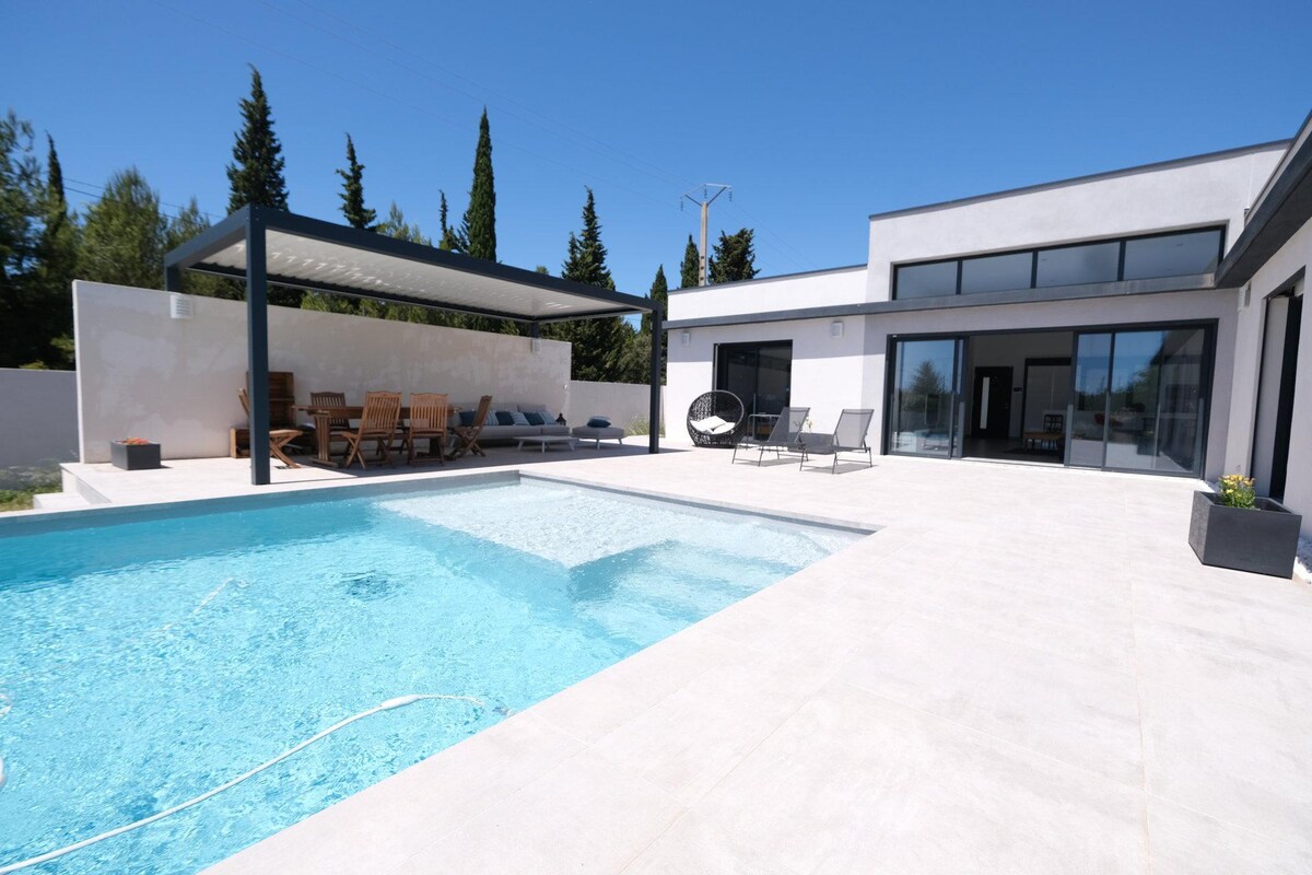 contemporary villa with private pool  in chateaune