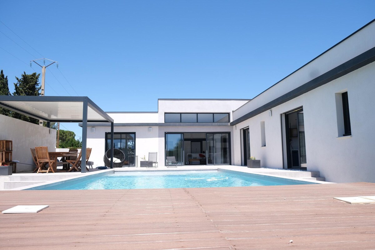 contemporary villa with private pool  in chateaune