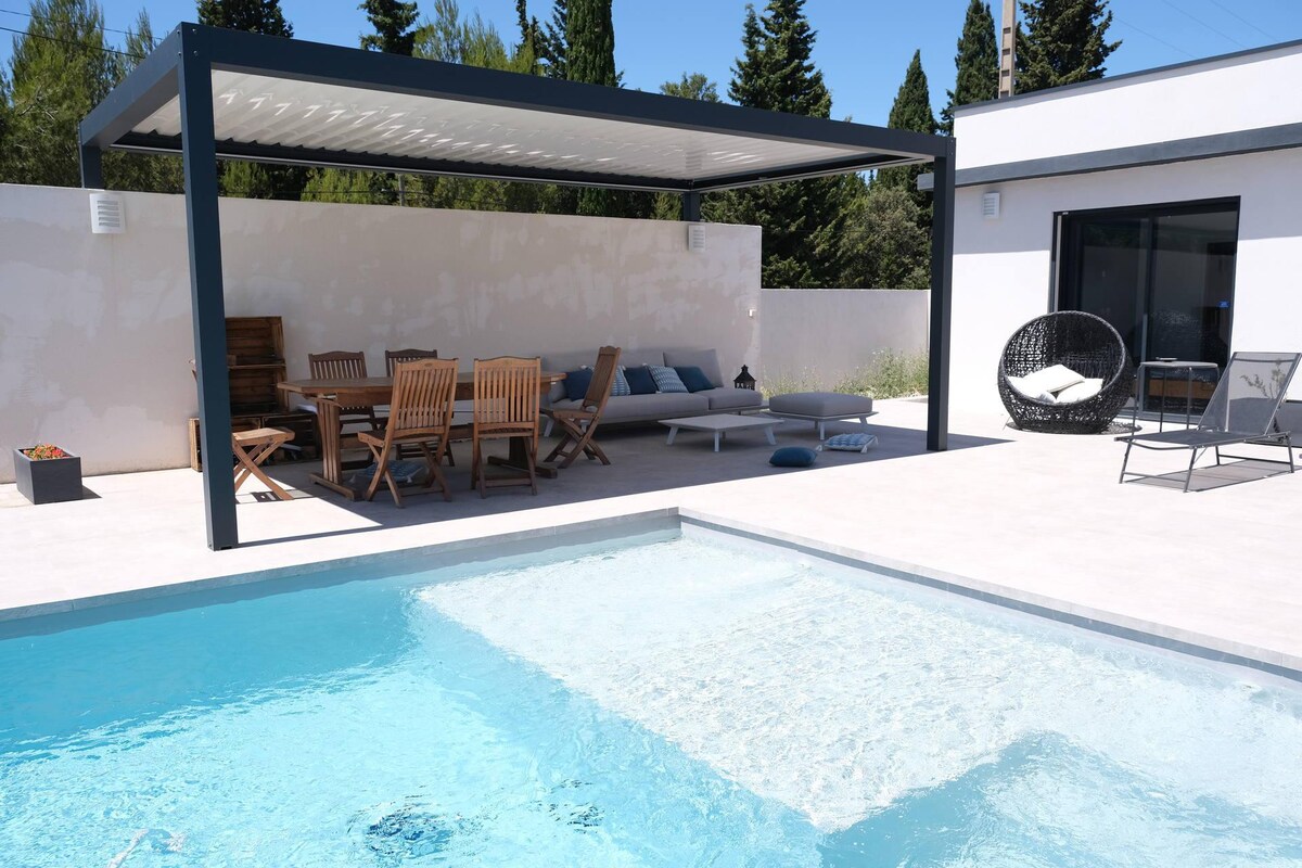 contemporary villa with private pool  in chateaune