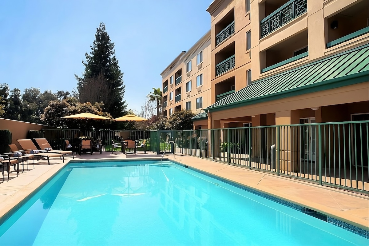 Pleasant Stay! 2 Relaxing Units, Outdoor Pool!