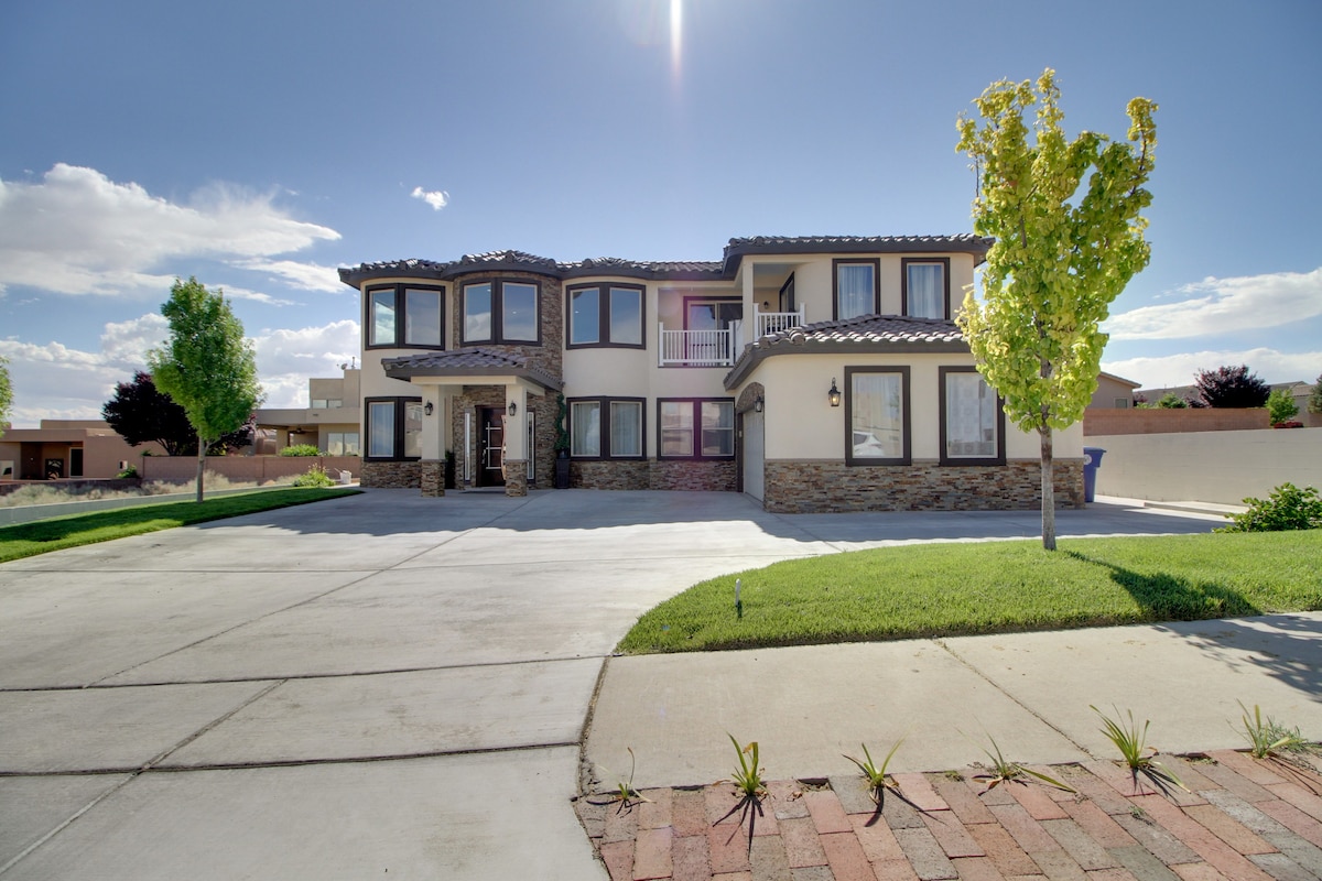 Albuquerque Home w/ Balcony ~ 7 Mi to Rio Grande!