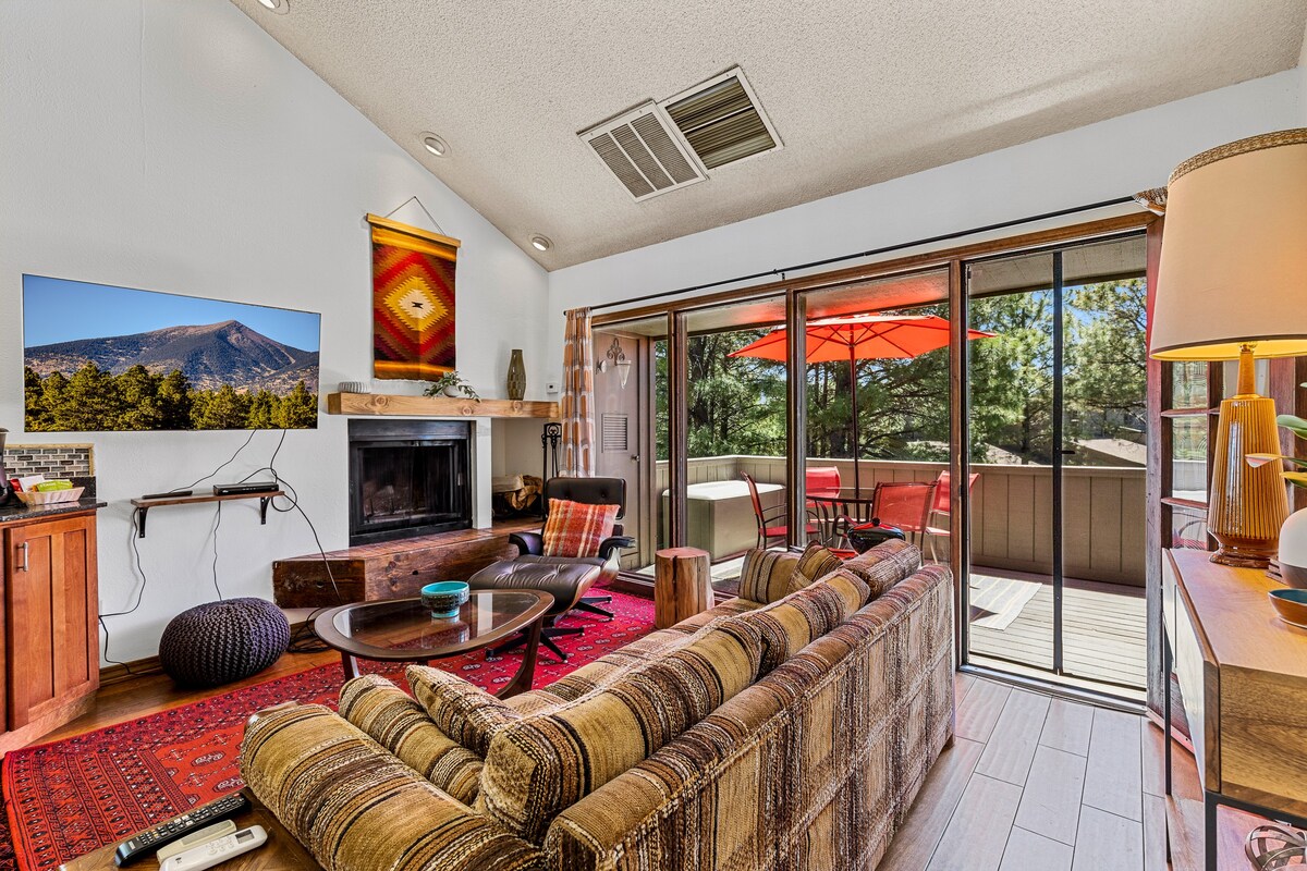 Lovely Country Club Retreat w/Mt Elden Views!