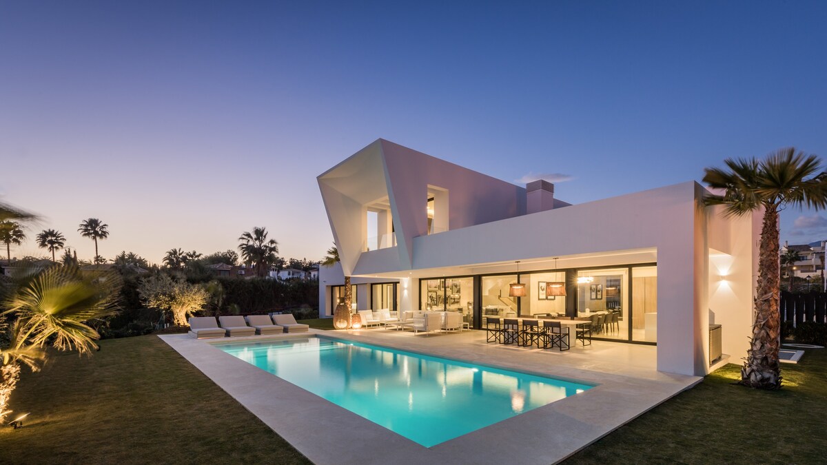 Stunning Modern 4 Bedroom Villa El Paraiso!