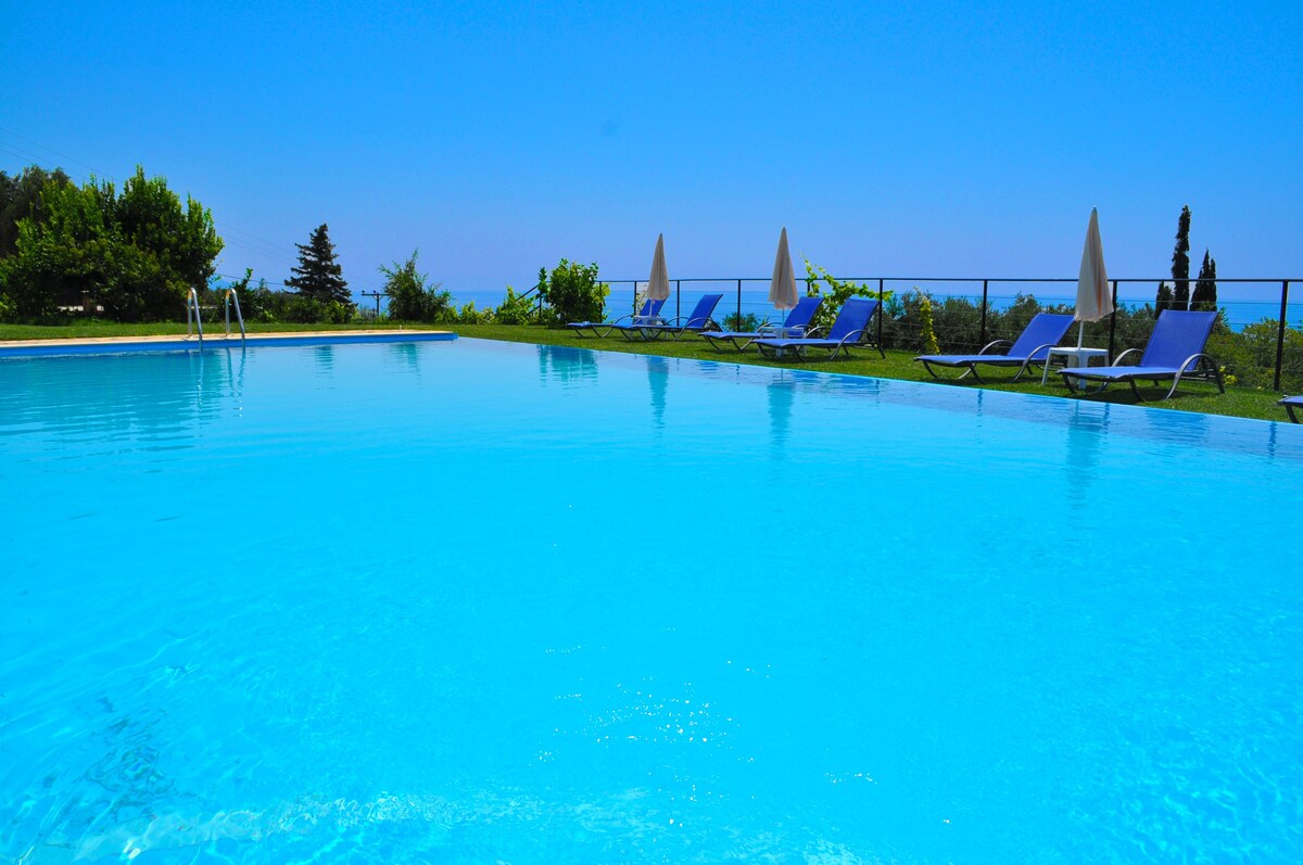 泳池公寓，可欣赏全景海景- Pelekas