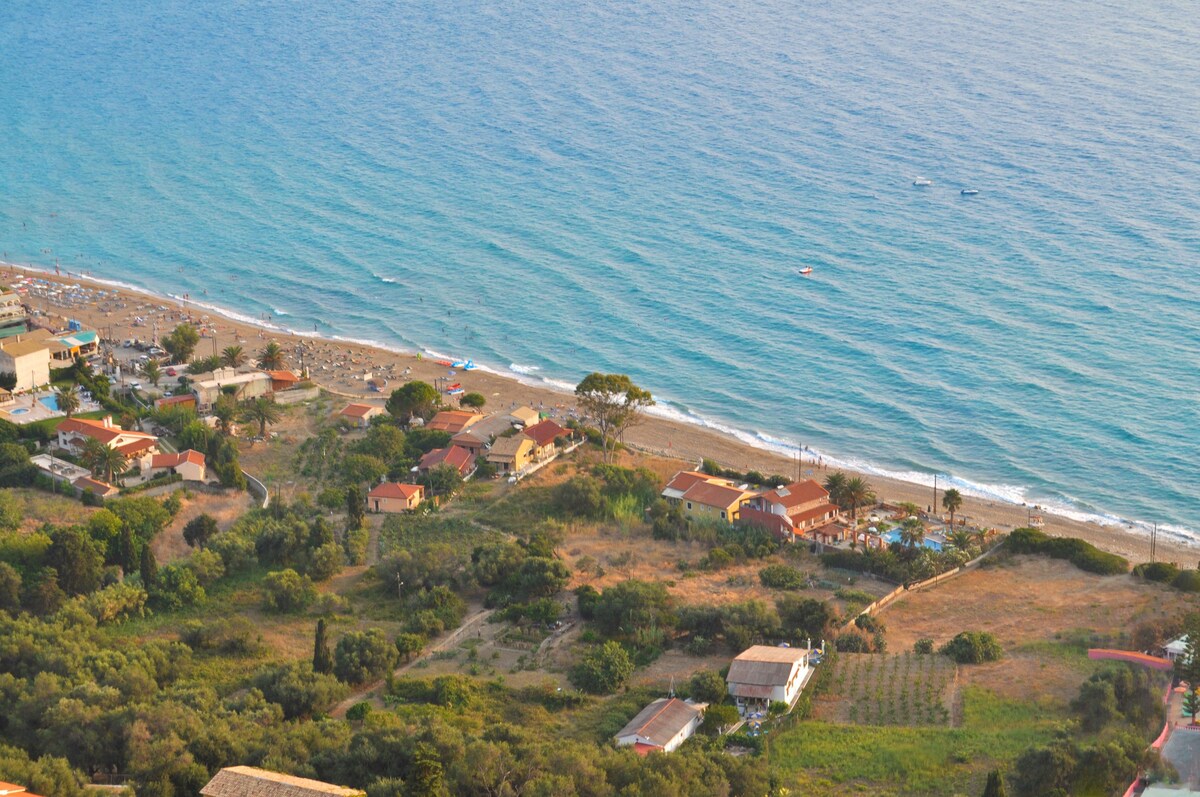 Beachfront Vacation Home "eftichia"