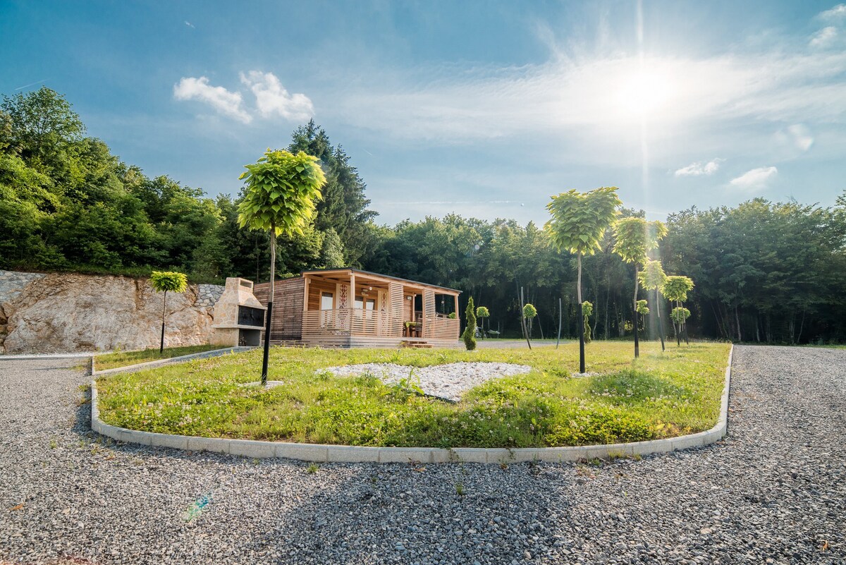 Cottage with BBQ and playground near river Kolpa