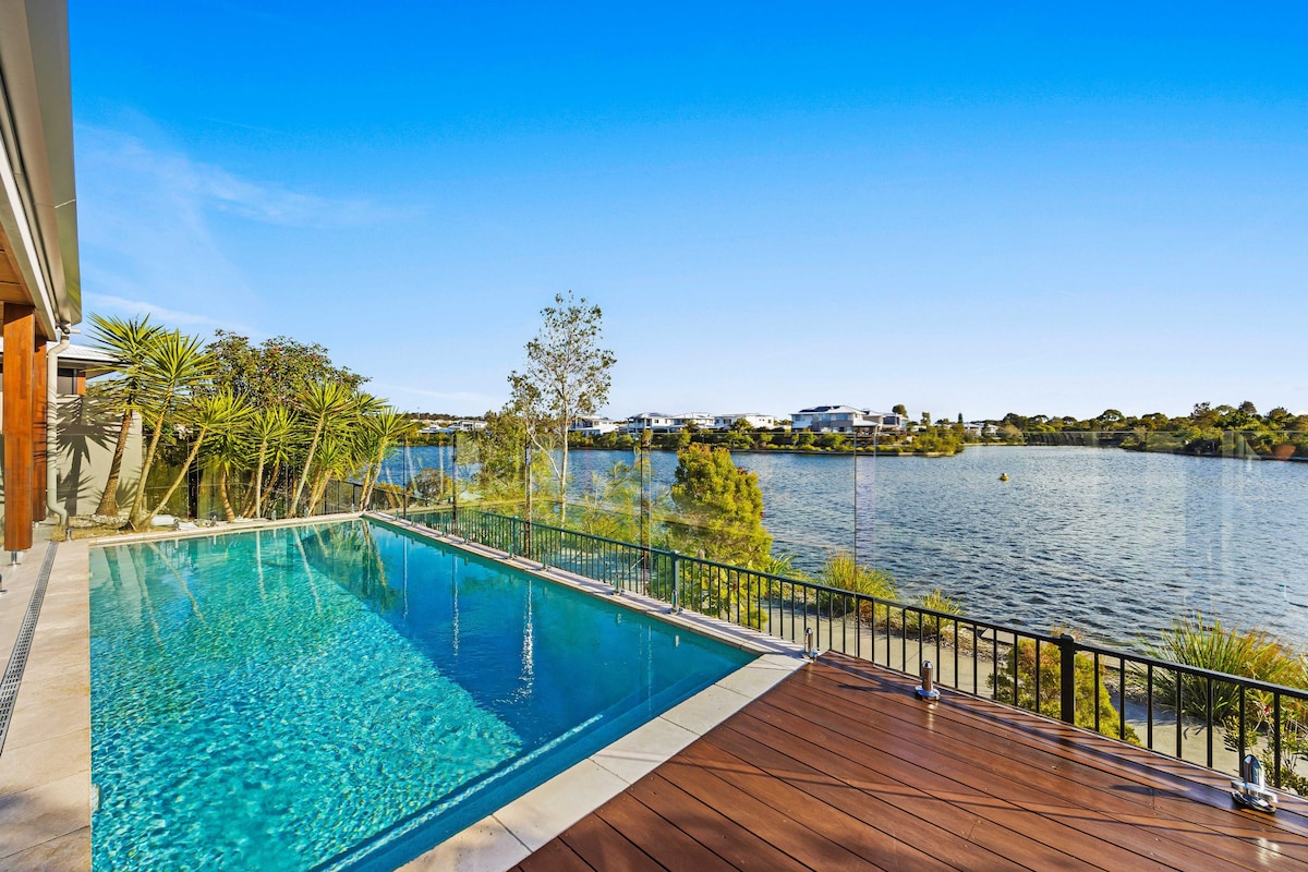 Waterfront 4-Bed with Private Pool & Stunning View