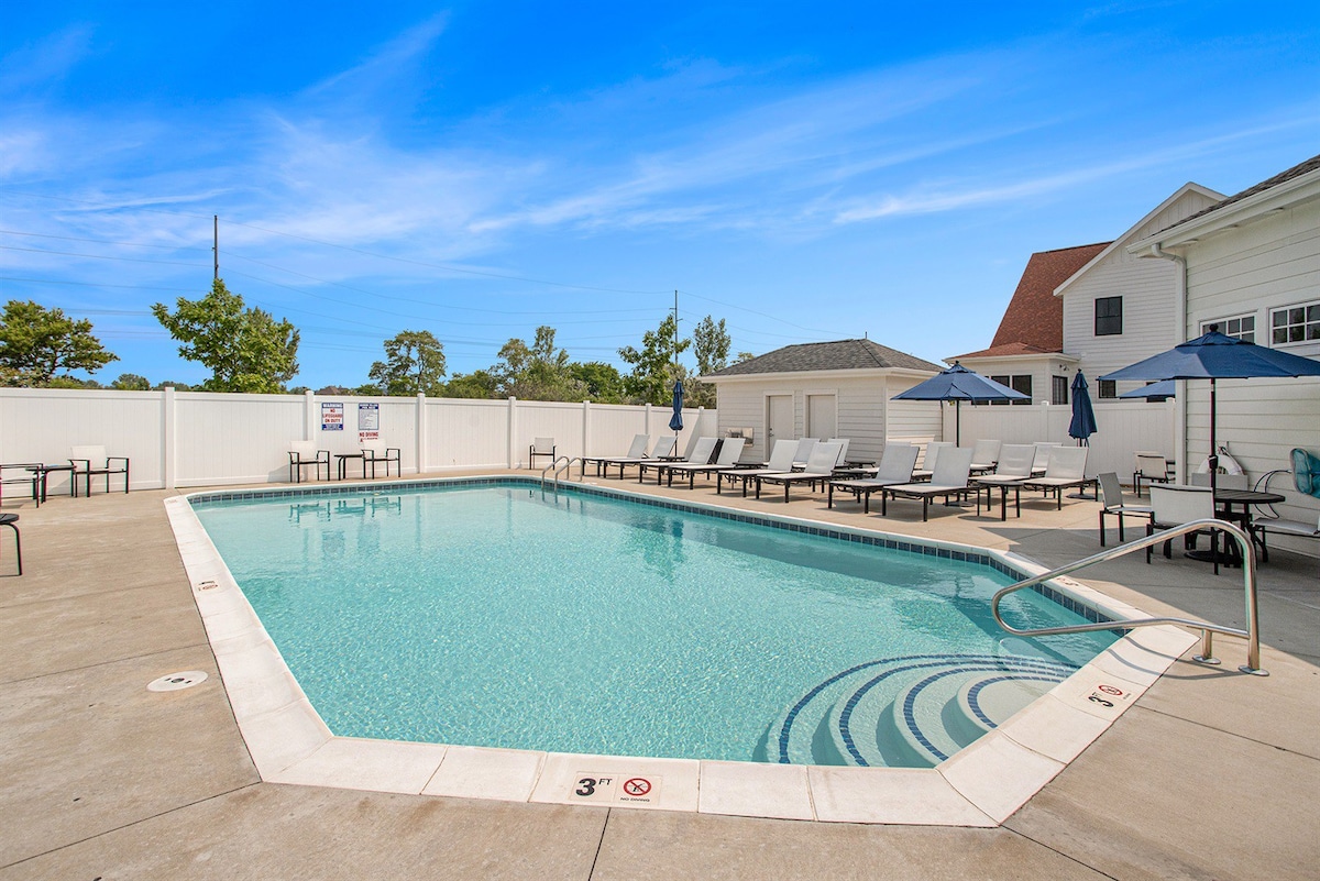 NEW Luxury Poolside Retreat | King Bed | Riverwalk