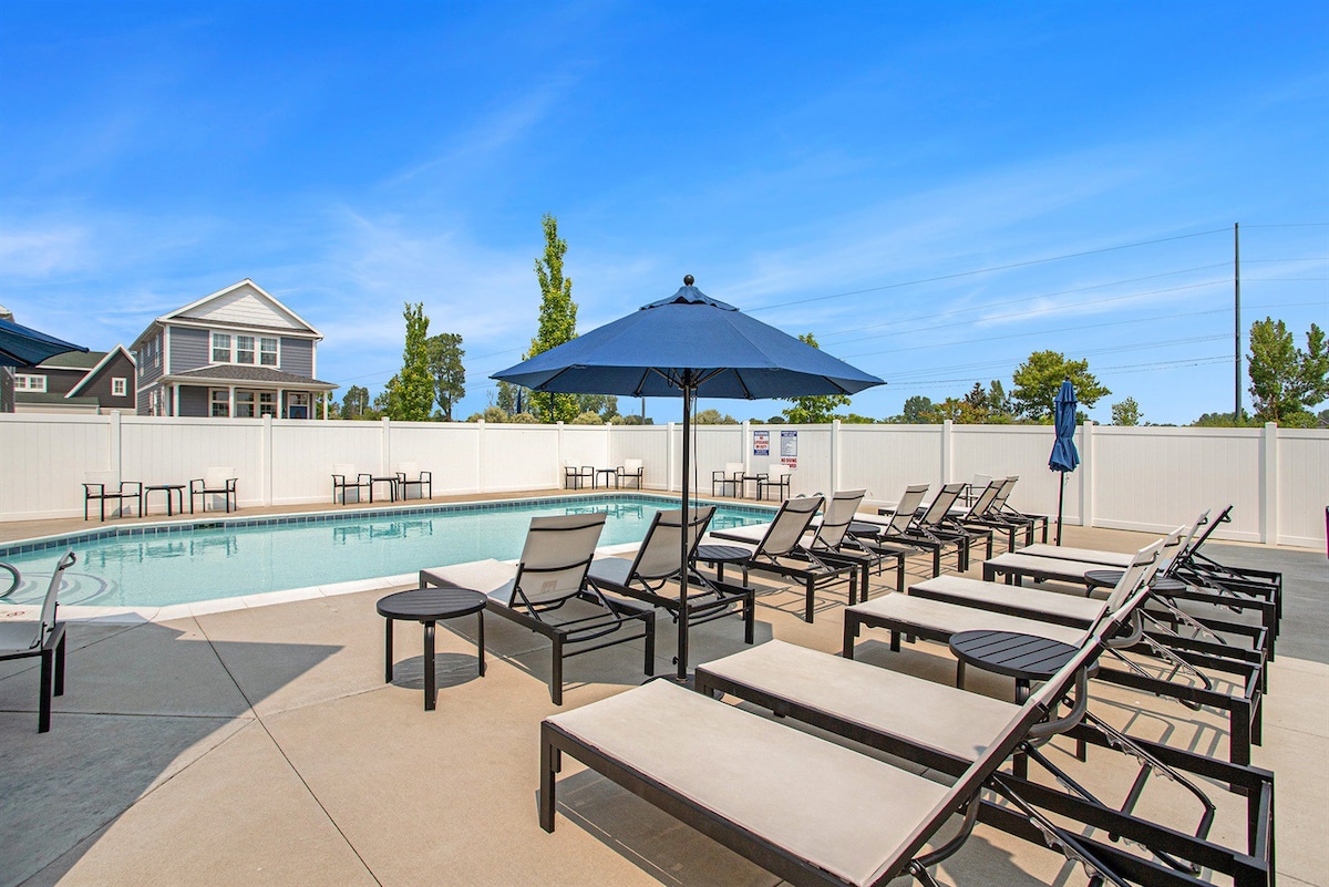 NEW Luxury Poolside Retreat | King Bed | Riverwalk