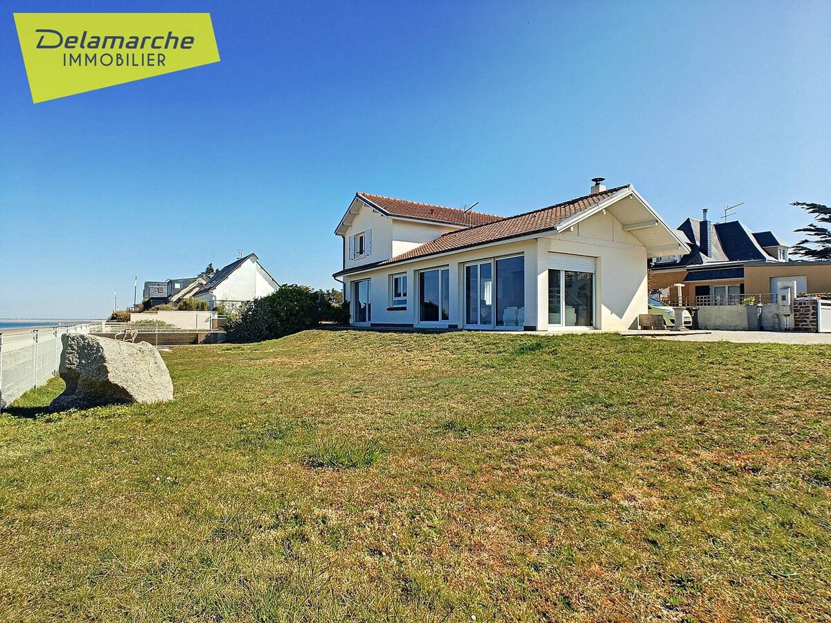 Beachfront Villa with 8 beds Coudeville Sur Mer