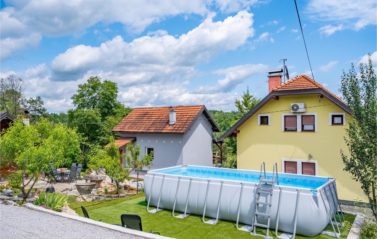 Lovely home with outdoor swimming pool