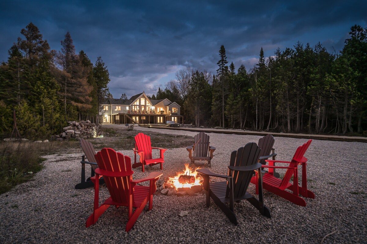 Luxurious Lakefront Mansion: Your Dream Getaway!