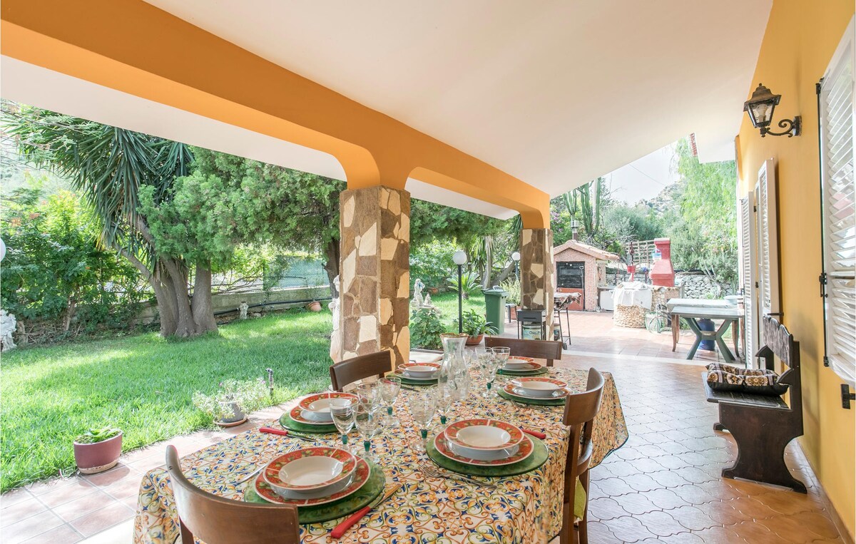 Nice home in Siracusa with kitchenette