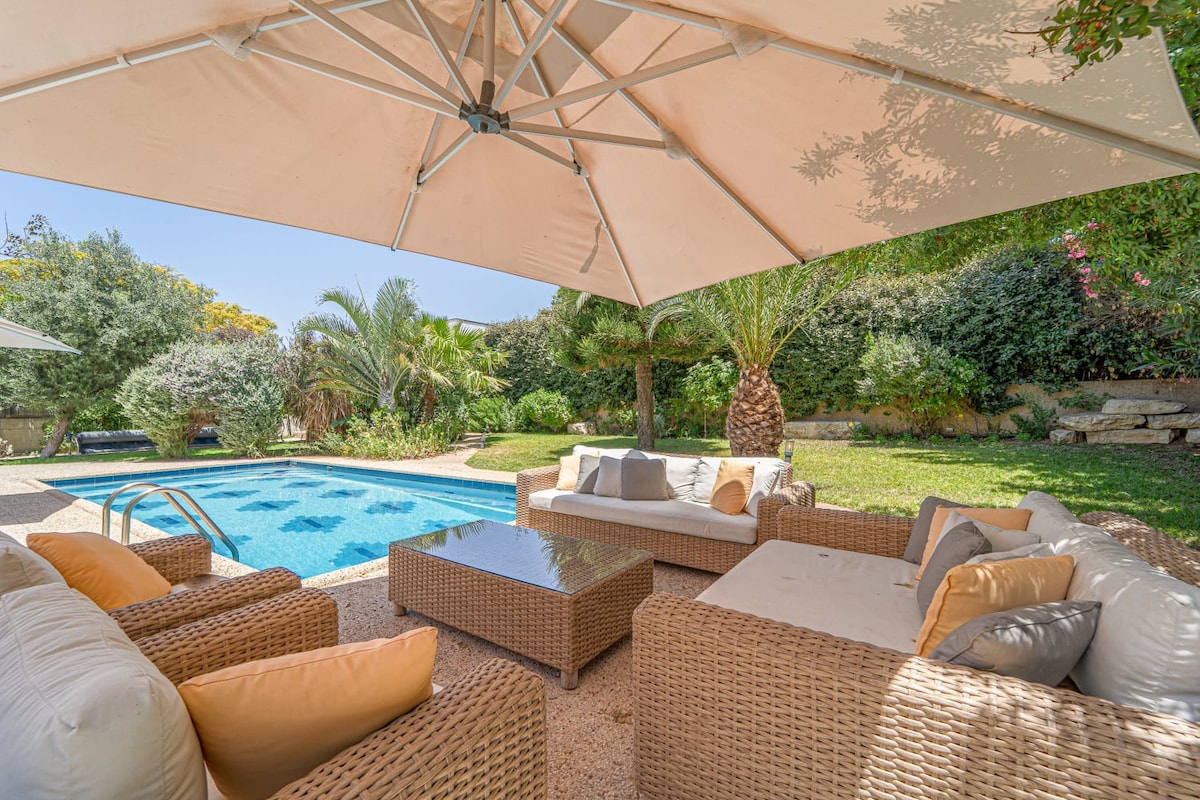 Luxury Villa, 5 BDR/Pool  In Caesarea