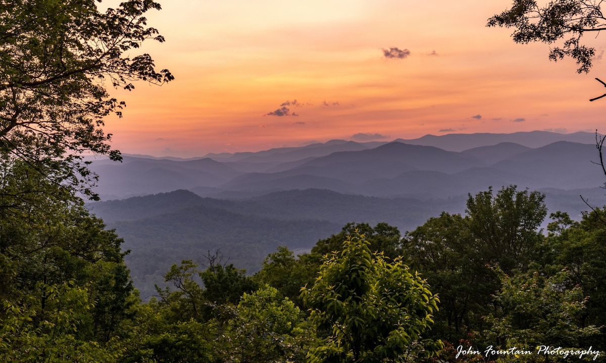 Blue Ridge Sunset View! Cabin close to downtown!