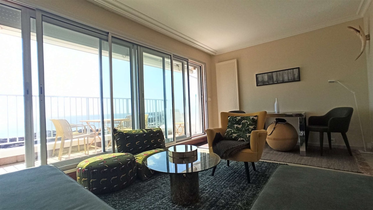 Splendid two room apartment facing the sea, south
