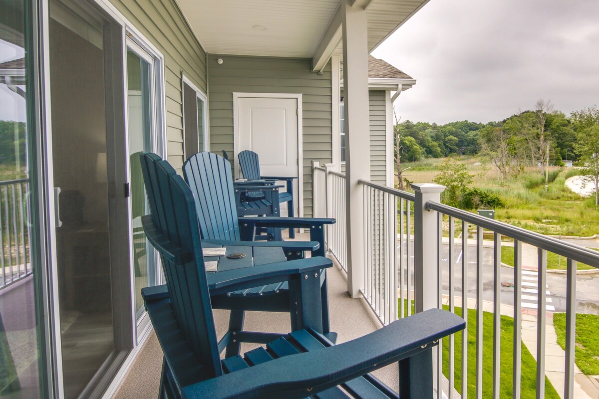 Lewes Vacation Rental w/ Balcony & Pool Access