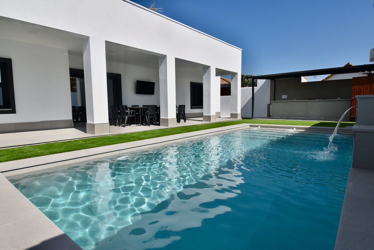 Villa Mykonos modern with pool, outdoor kitchen