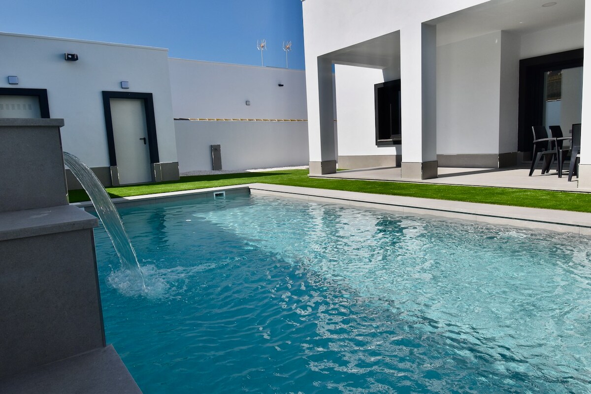 Villa Mykonos modern with pool, outdoor kitchen