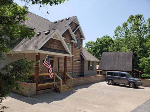 Camp Robert-Lakefront-Sleeps 17-Big Lake View
