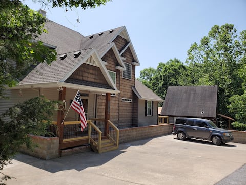 Camp Robert-Lakefront-Sleeps 17-Big Lake View