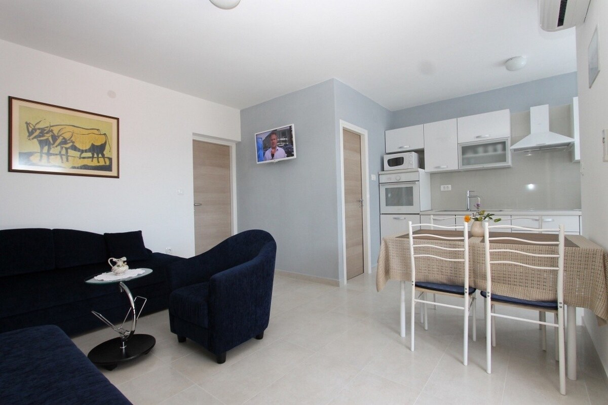 A-7473-c One bedroom apartment with terrace and
