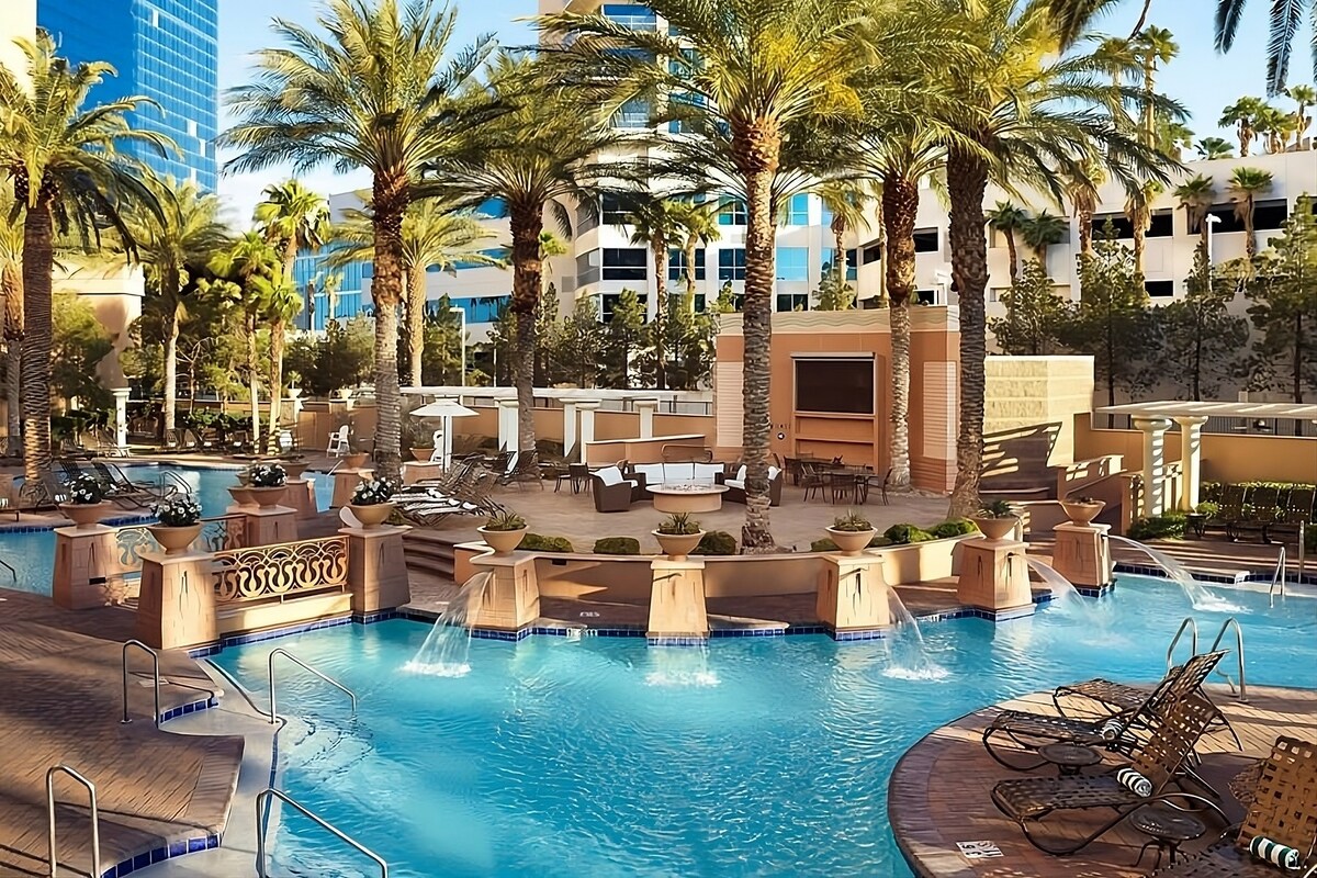 Ultimate Comfort in Las Vegas! Kitchen, Pool!