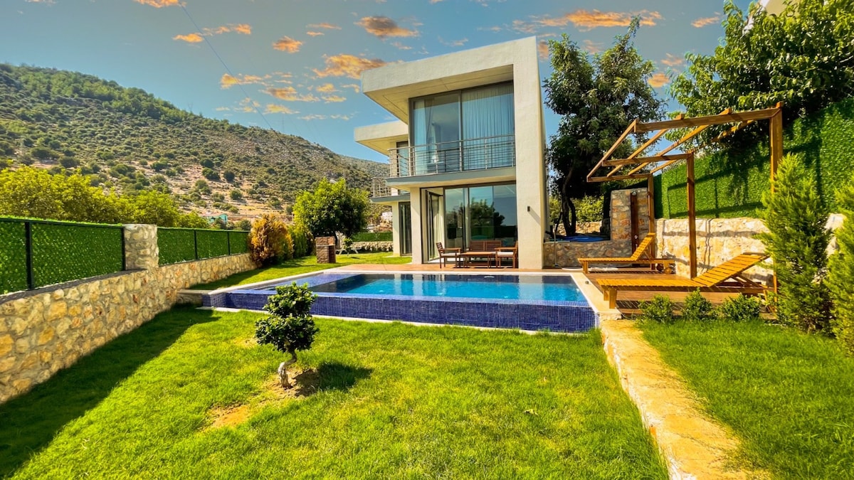 Villa w Pool, Jacuzzi 5 min to Seashore in Antalya