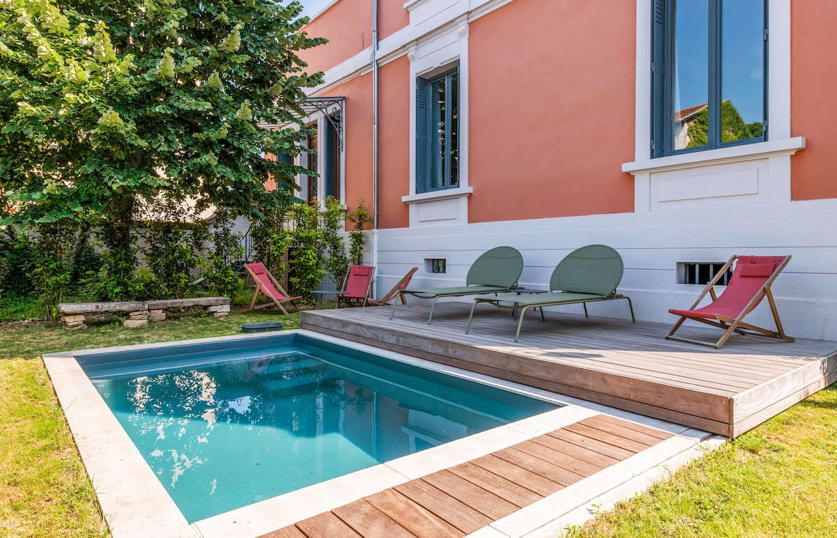 Villa with pool and garden close to Lyon - Welkeys