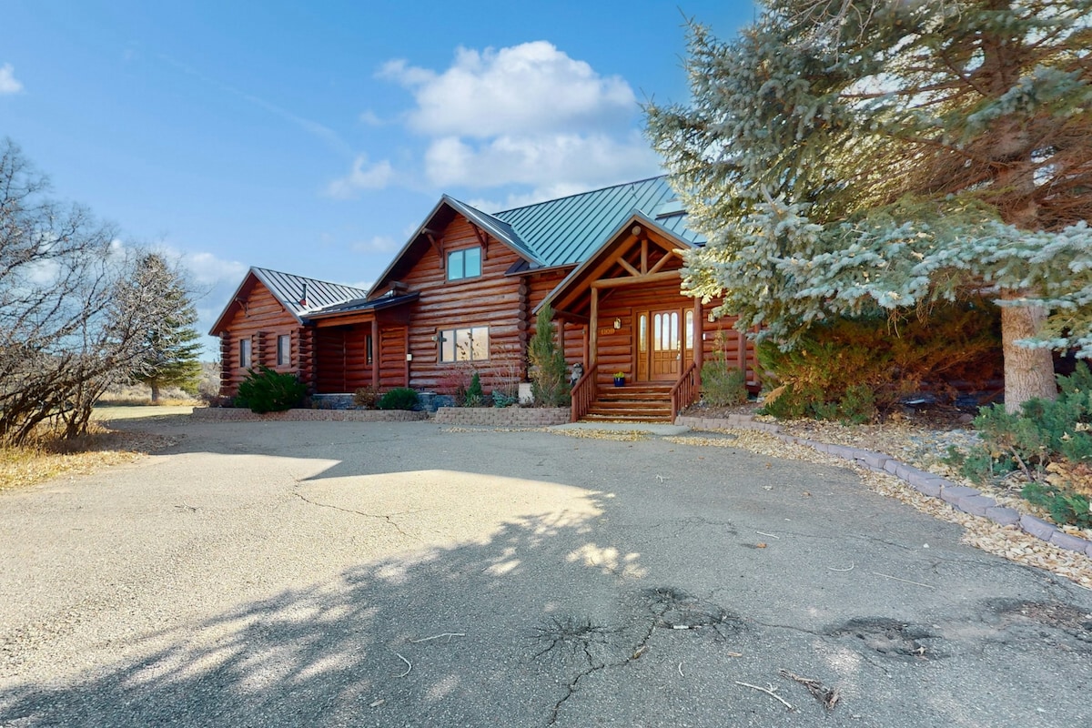 7BR dog-friendly, mountain view lodge