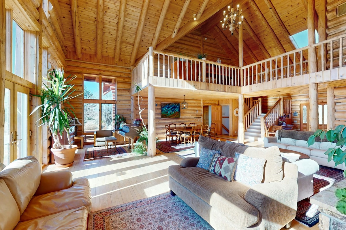 7BR dog-friendly, mountain view lodge