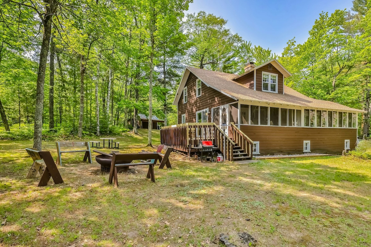 6BR lakefront home with dock, kayaks, and firepit