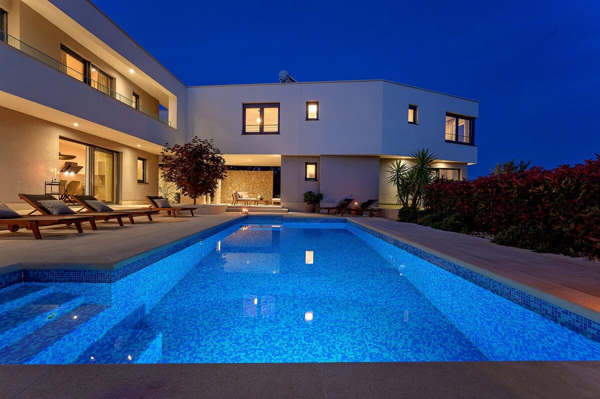 Luxury villa adris with heated pool, gym, sauna -