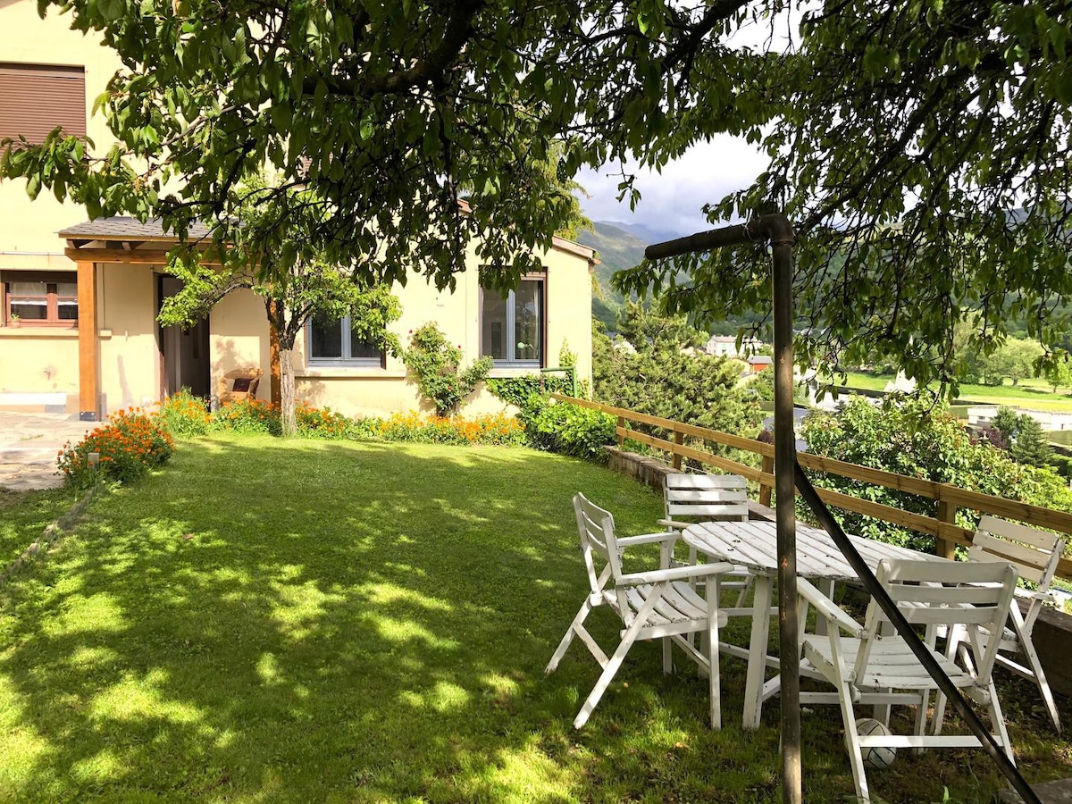 Semi-detached house with large garden in Osséja
