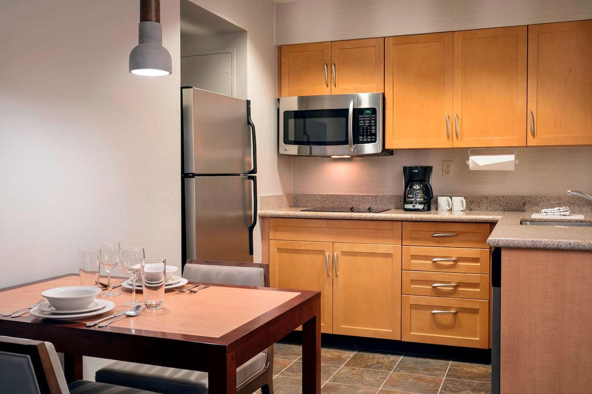 Spacious Unit w/ Full Kitchen! FREE Bfast, Pool!