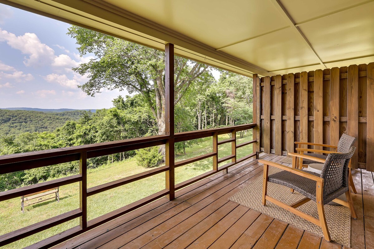 Scenic Eureka Springs Cabin Rental w/ Balcony!