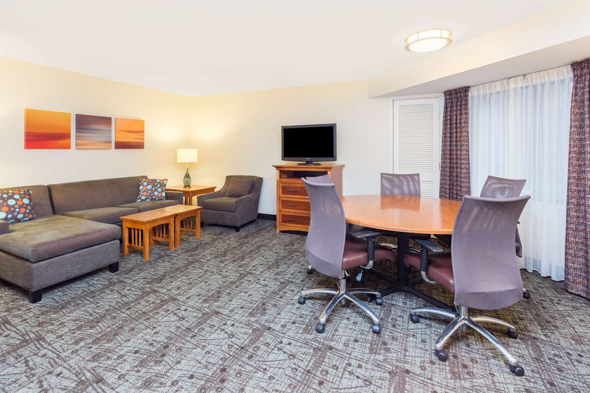 Large 2BR Suite with Free Breakfast, Pet-friendly!