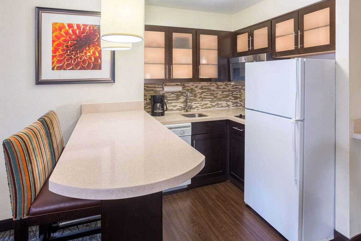 Large 2BR Suite with Free Breakfast, Pet-friendly!