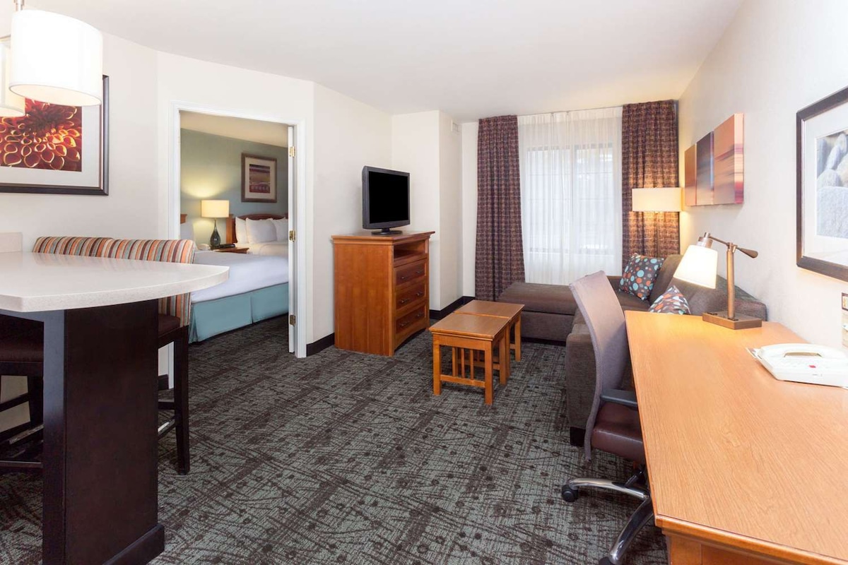 Large 2BR Suite with Free Breakfast, Pet-friendly!