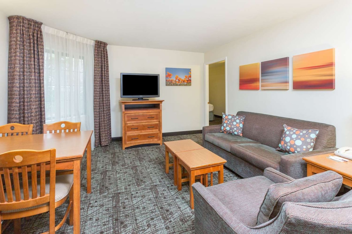TWO Pet-friendly 2BR Suites with Free Breakfast!