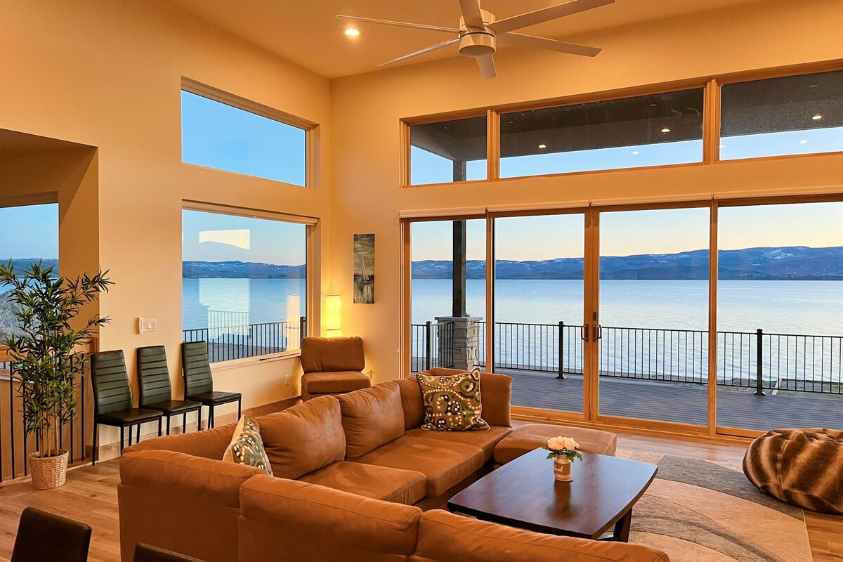 6BR beachfront home with deck & fireplace