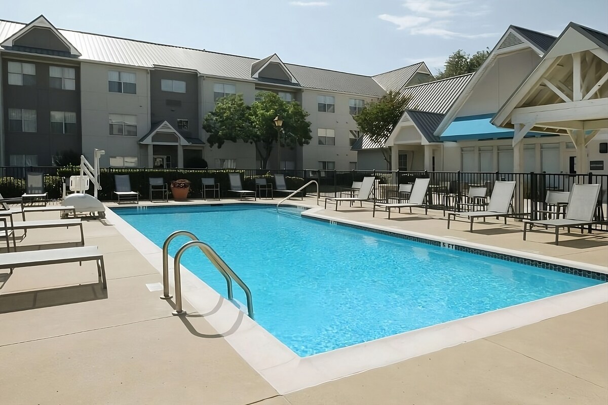 Three Spacious 2BR Suites, Pool, Free Breakfast!