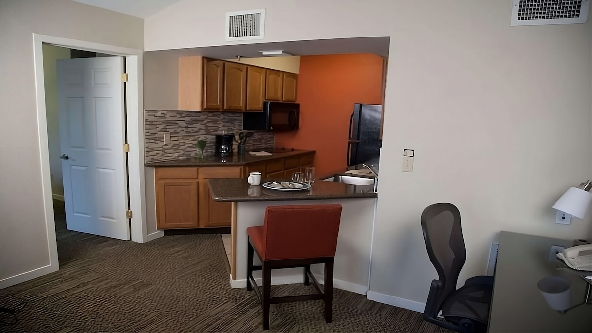 Two 2BR Suites with Full Kitchens, Free Breakfast!