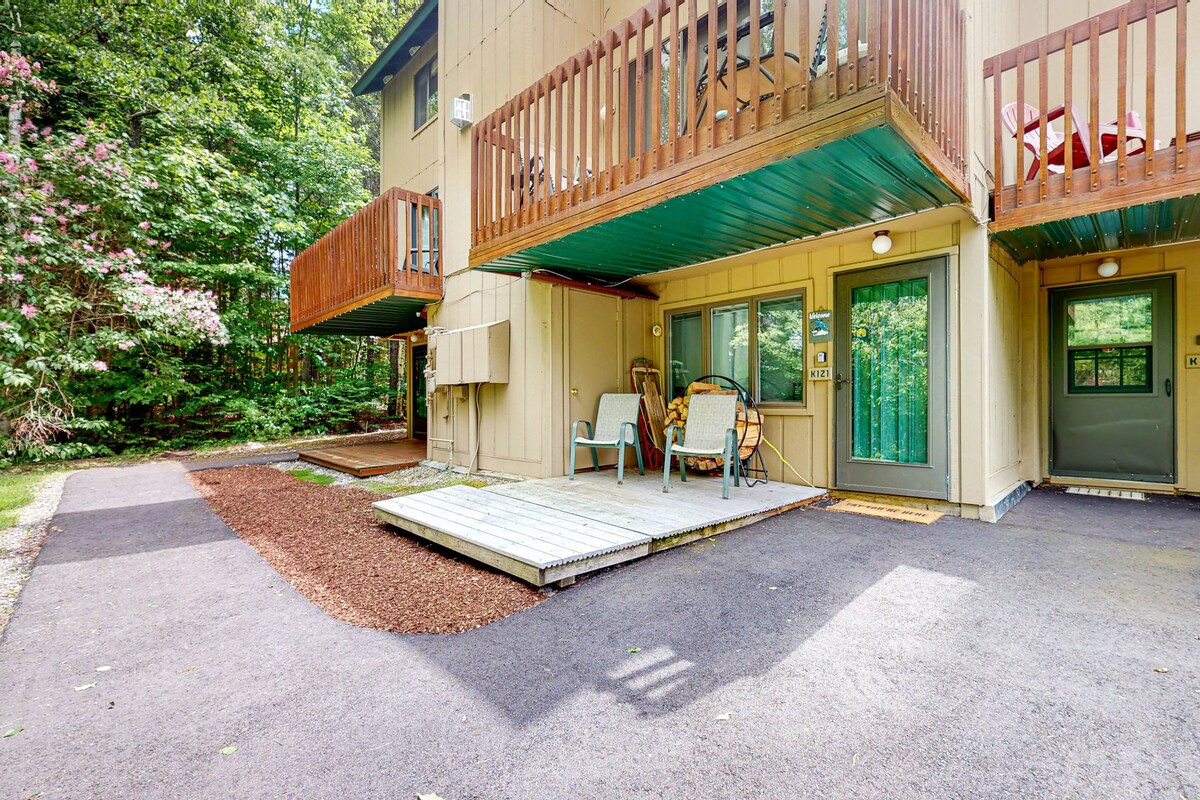 Dog-friendly 1BR near skiing with pool & deck