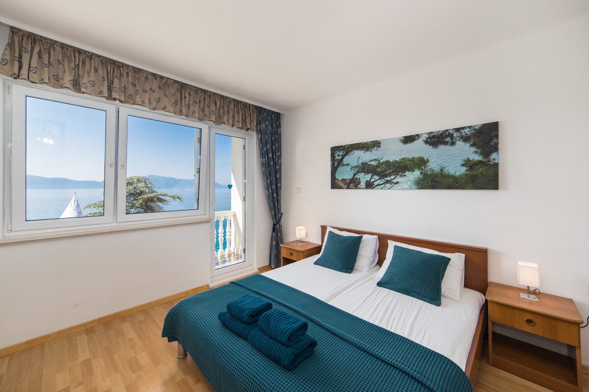 Triple Bedroom with Balcony and Sea View 1