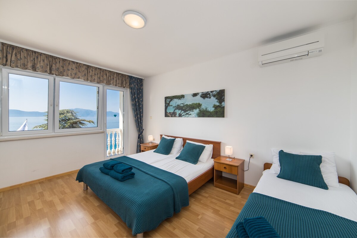 Triple Bedroom with Balcony and Sea View 1